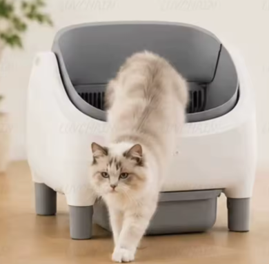 Litière autonettoyante avec un chat poils long qui en sort 