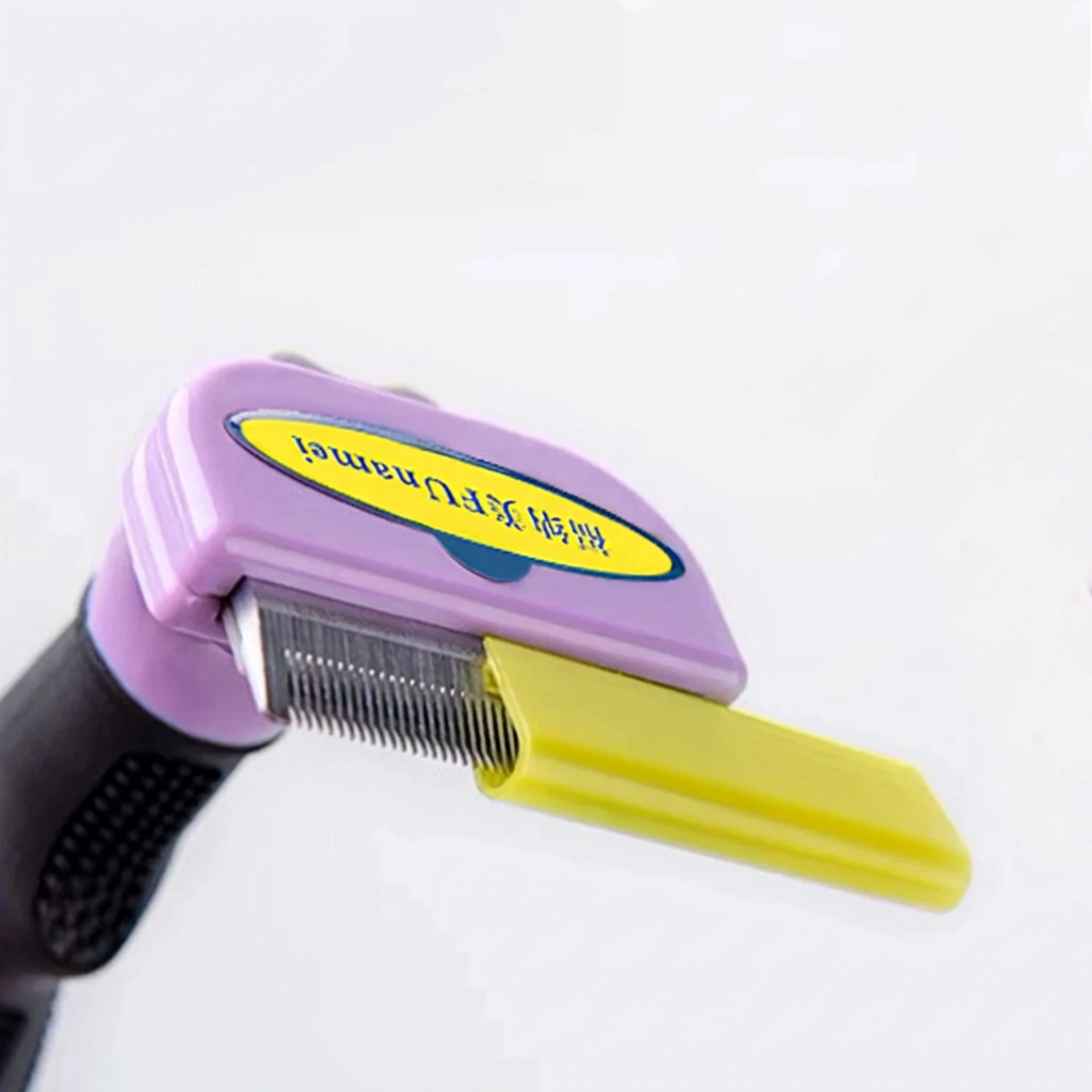 Brosse pour chat lavande en gros plan, avec dents métalliques et protection jaune partiellement retirée.