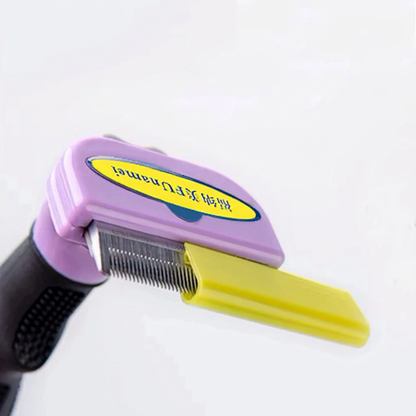 Brosse pour chat lavande en gros plan, avec dents métalliques et protection jaune partiellement retirée.