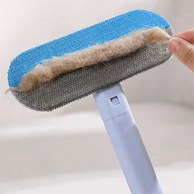 Brosse anti poil avec retrait à la main des poils accumulés sur sa tête bleue et grise