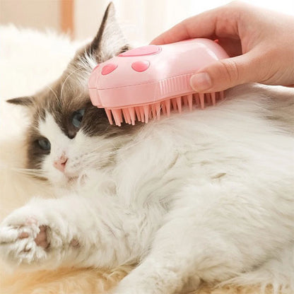 Brosse pour chat rose utilisée sur le cou d’un chat blanc et gris à poils longs.