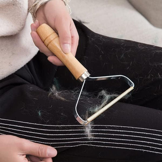 Brosse anti poil | Manche en bois