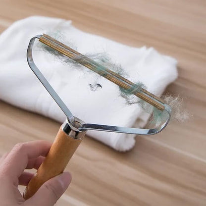 brosse anti-poil gros plan sur les poils et peluches retenus par la brosse