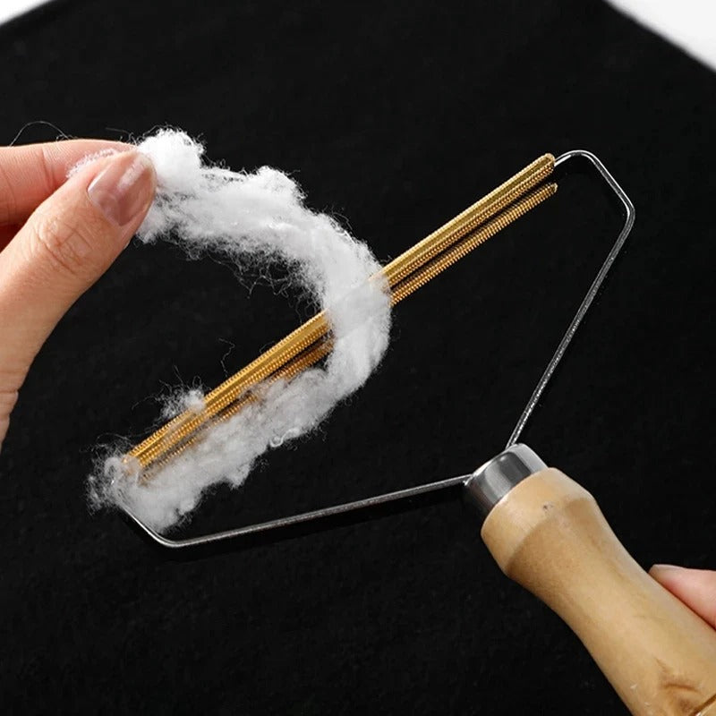 brosse anti-poil retrait à la main des poils blancs accumulés sur la brosse