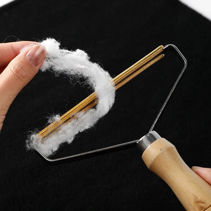 brosse anti-poil retrait à la main des poils blancs accumulés sur la brosse