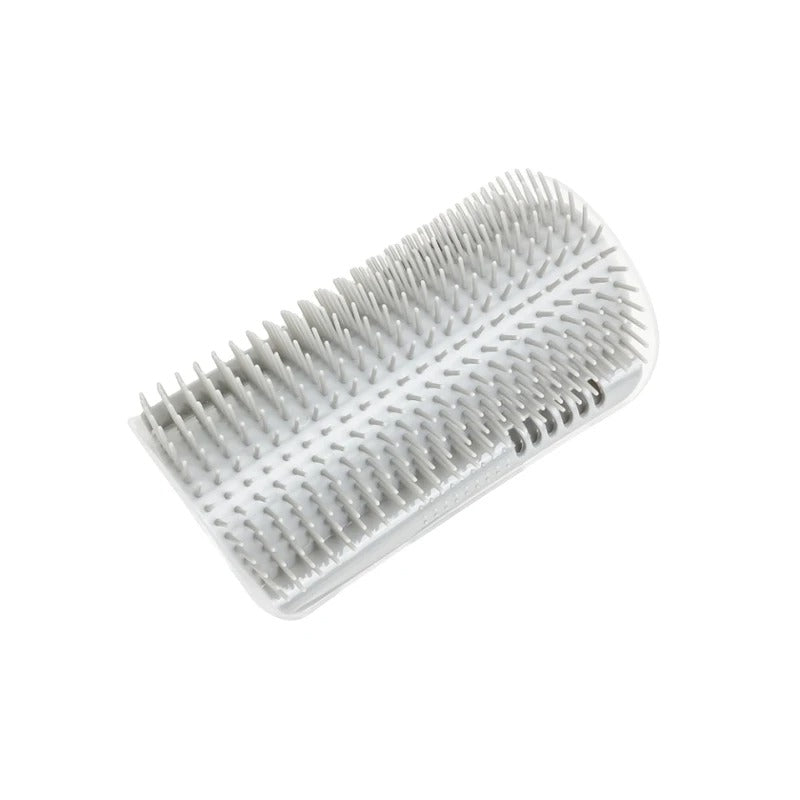 Brosse pour chat grise, incurvée et munie de picots, sur fond blanc