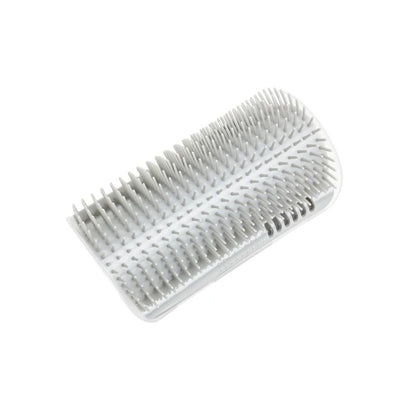 Brosse pour chat grise, incurvée et munie de picots, sur fond blanc