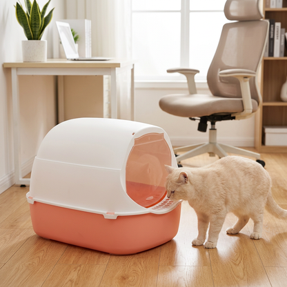 Maison de toilette pour chat rose avec chat crème devant le bac